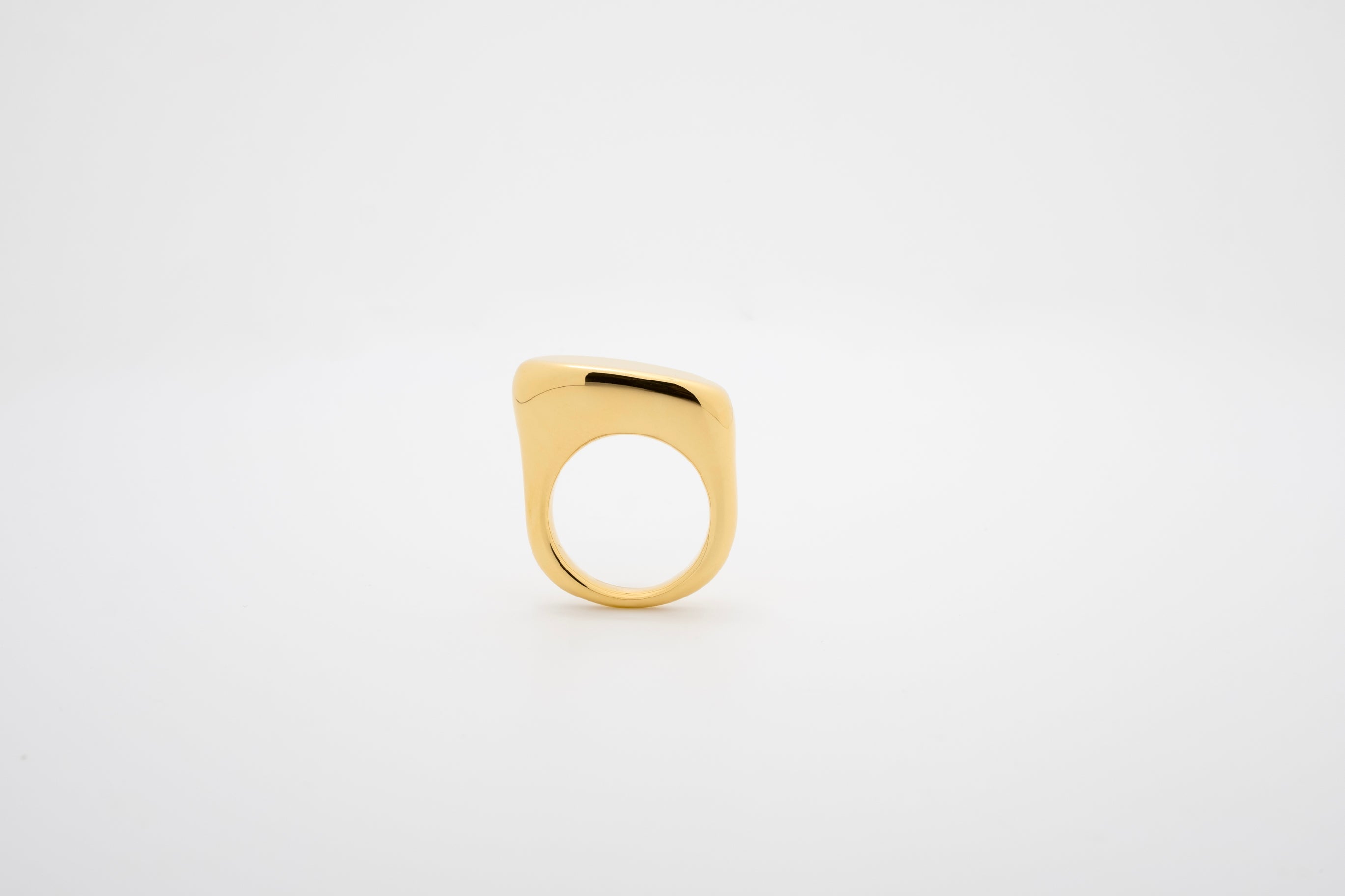 Golden Horizon: Sleek Signet Ring