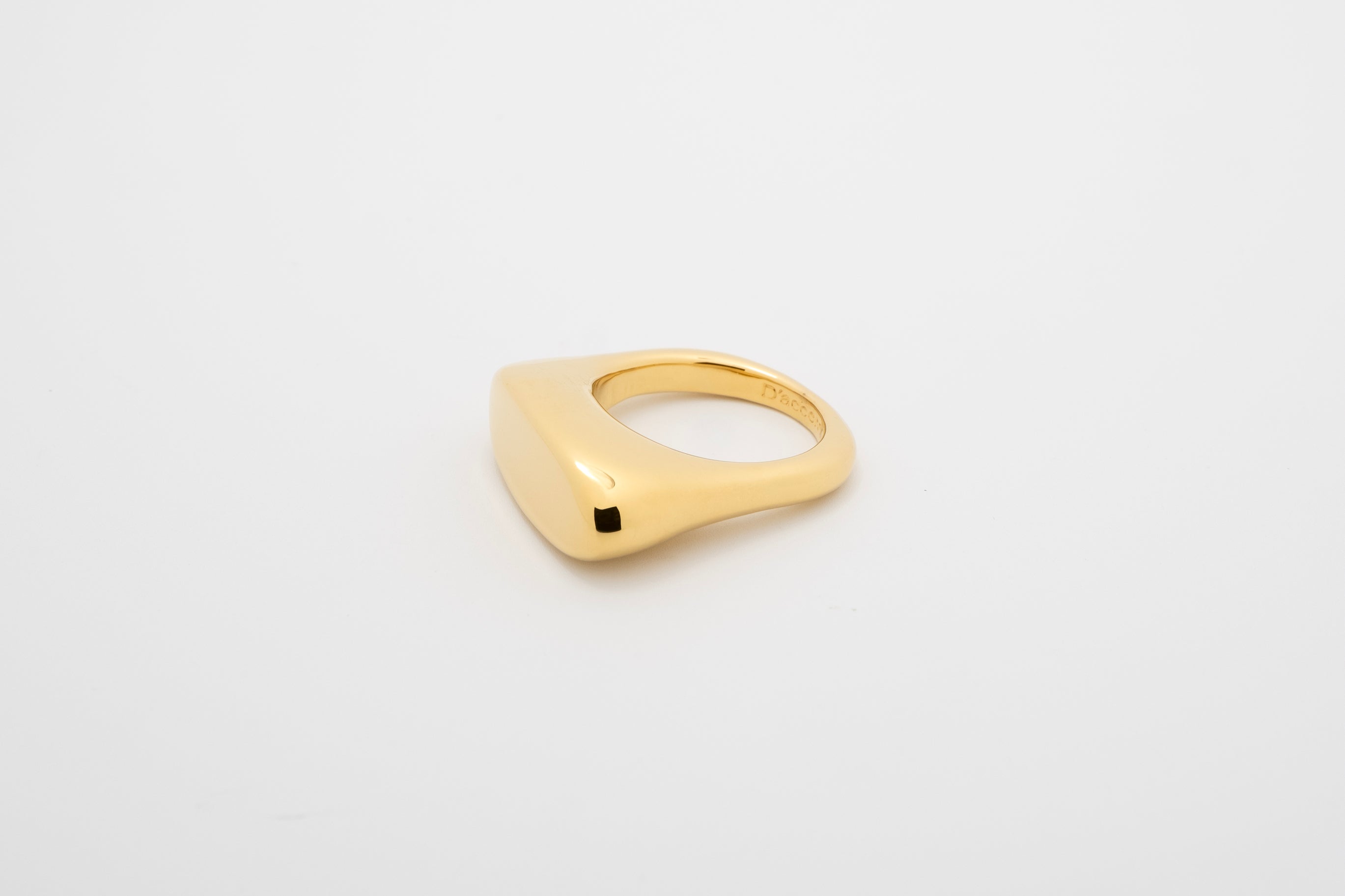 Golden Horizon: Sleek Signet Ring