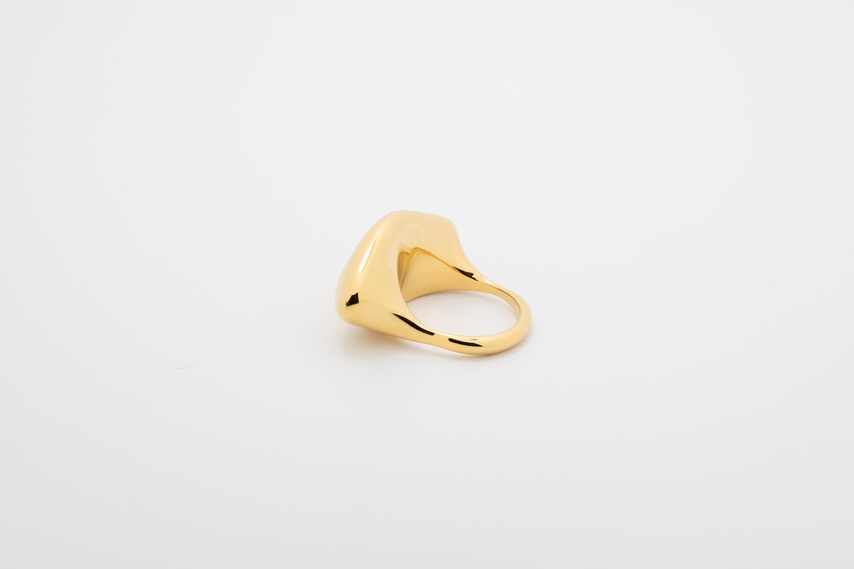 Golden Horizon: Sleek Signet Ring