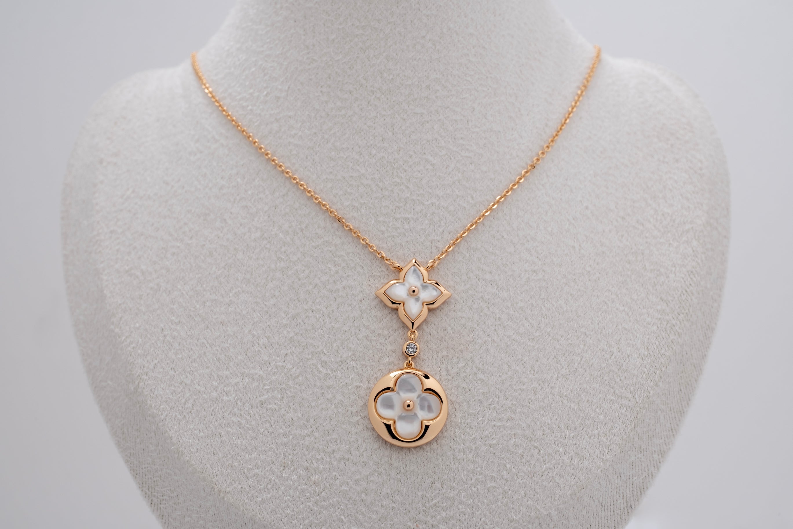 Garden of Pearls: Elegant Floral Pendant Necklace