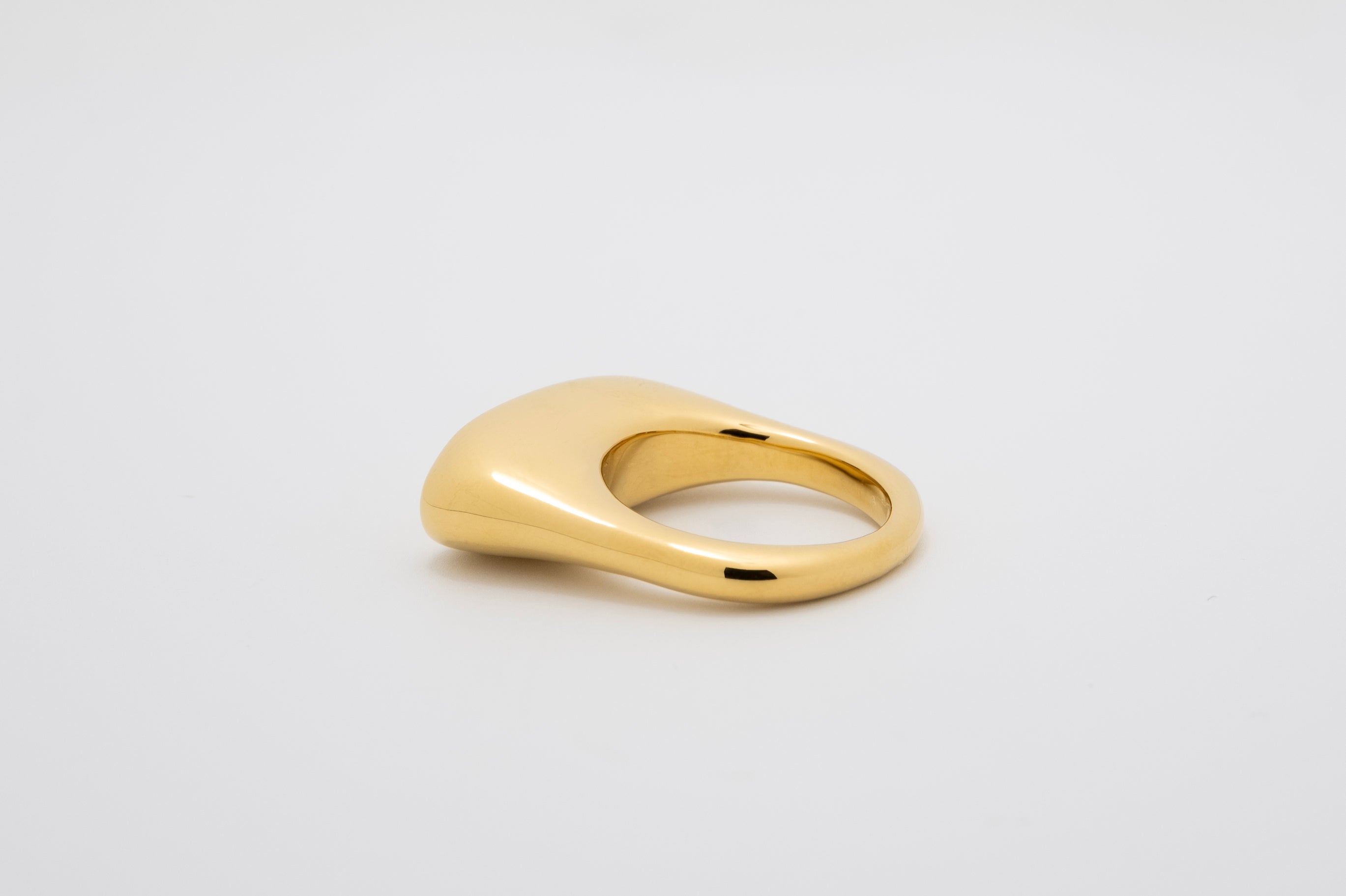 Golden Horizon: Sleek Signet Ring