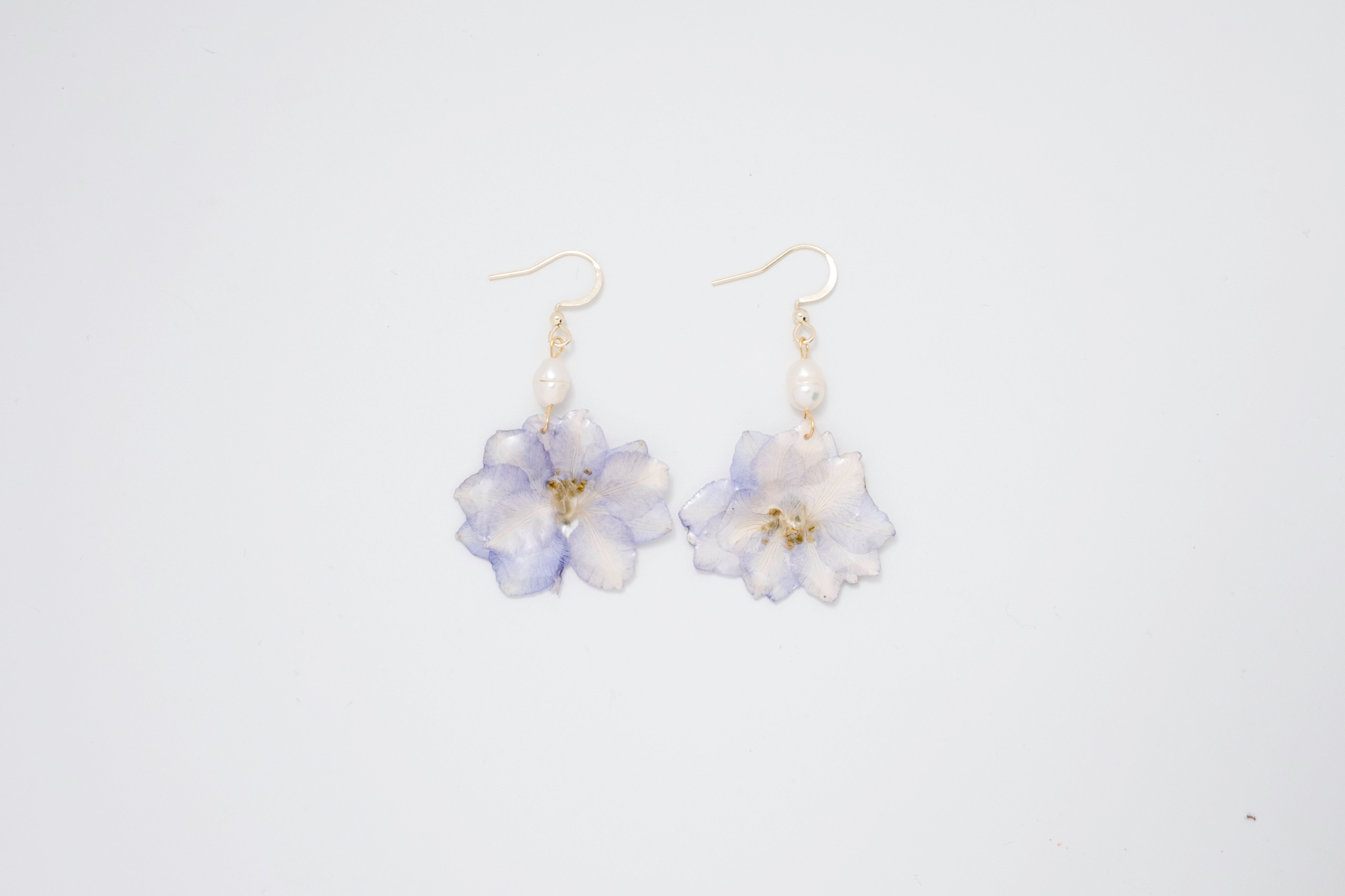 Moonpetal Bloom: Resin-Preserved Flower & Pearl Drops