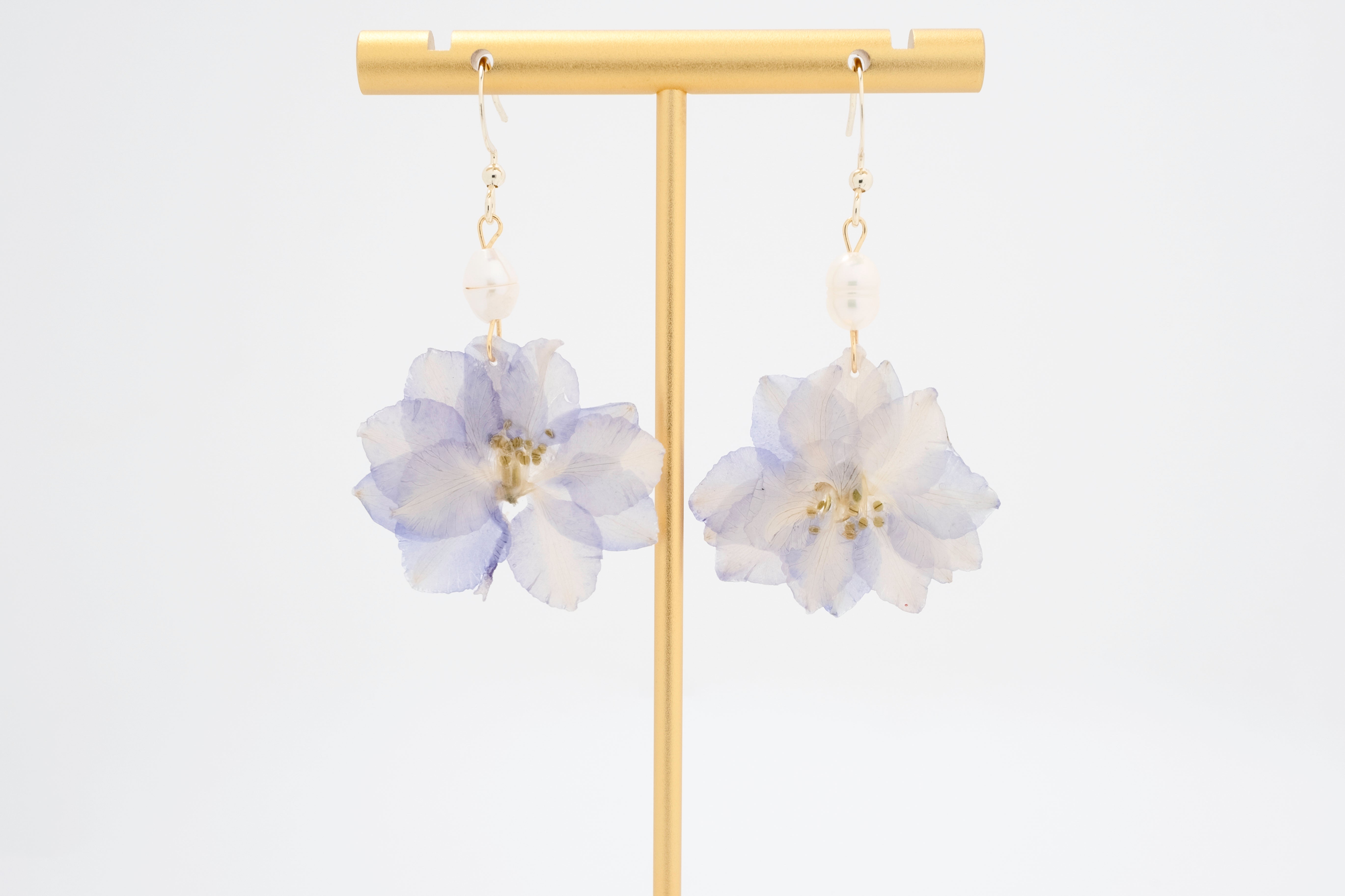 Moonpetal Bloom: Resin-Preserved Flower & Pearl Drops