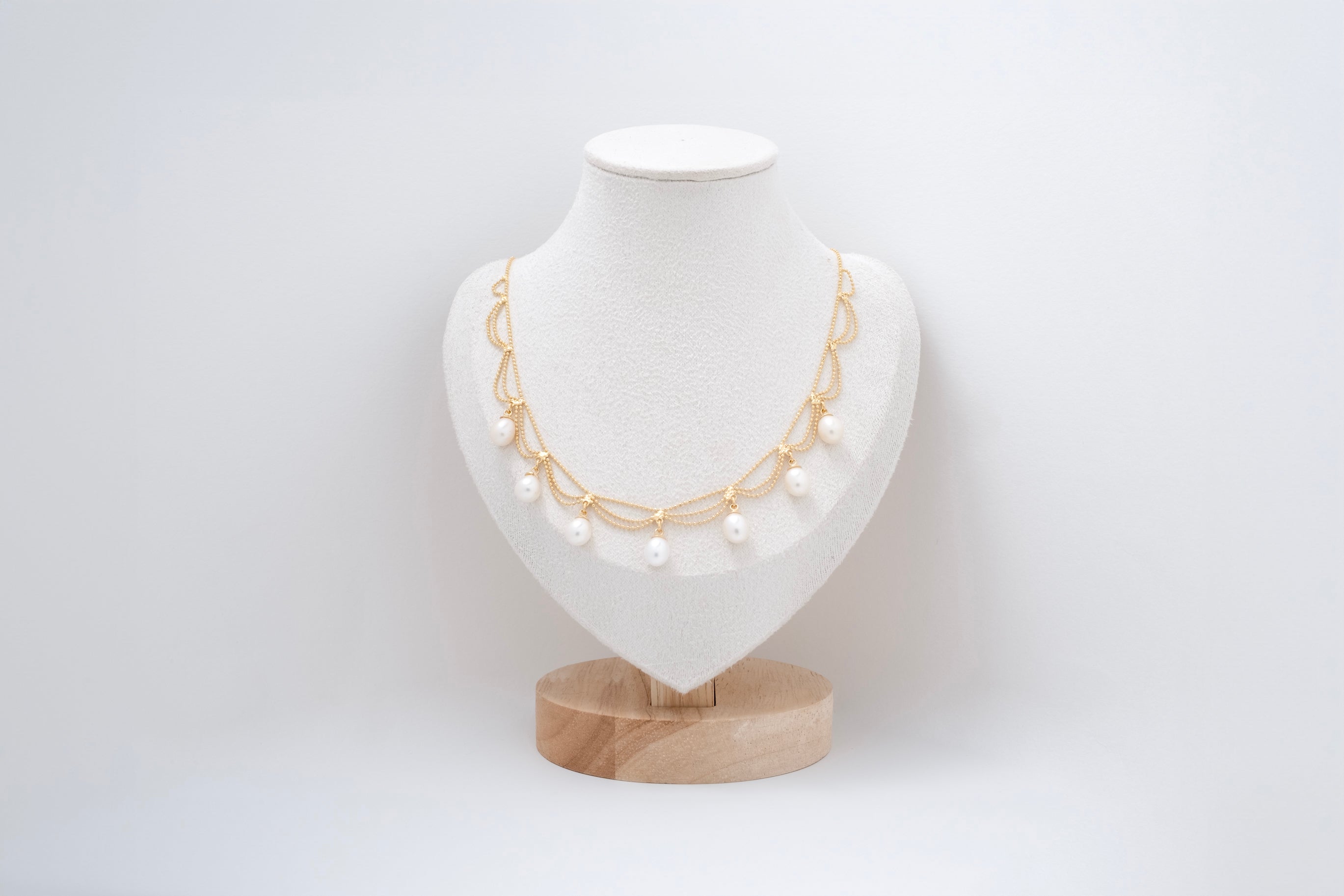 Lace teardrop pearl necklace